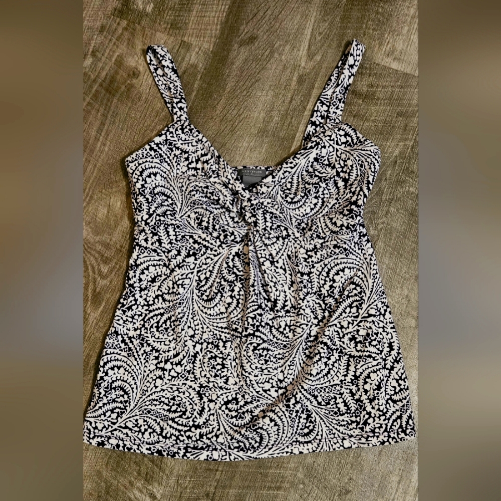 Ann Taylor Sleeveless Top. Fitted with knot accent Bodice Size XS